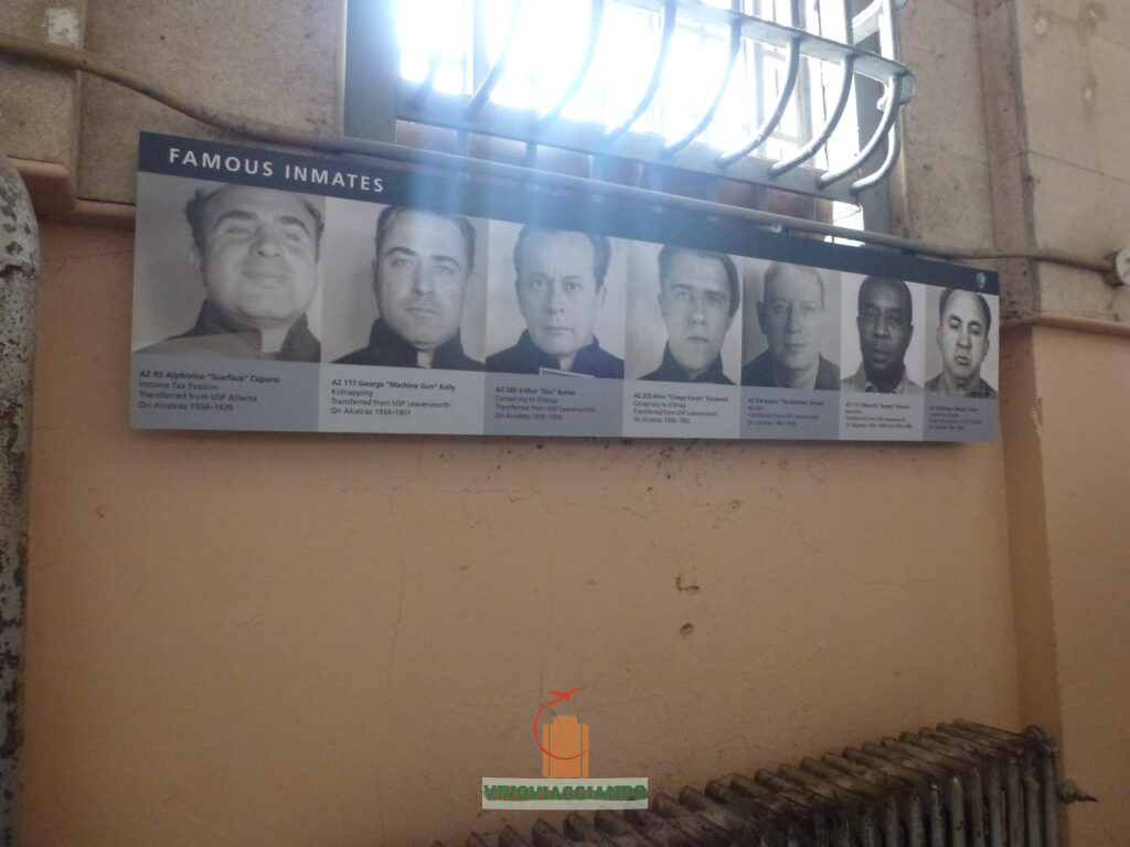 Quadro con nomi e volti dei detenuti più famosi del carcere di Alcatraz