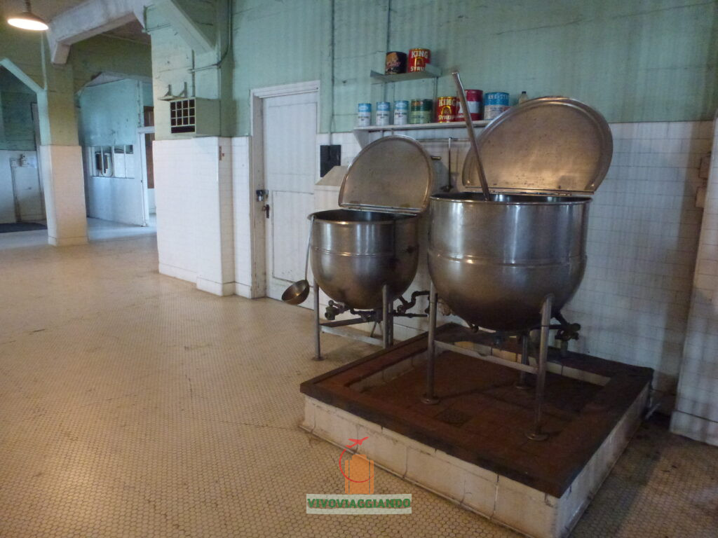 Enormi pentoloni all'interno della cucina del carcere di Alcatraz