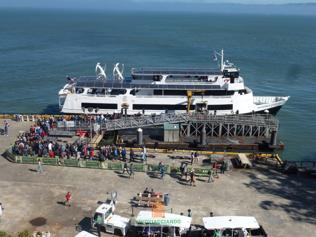 Traghetto attraccato all'isola di Alcatraz